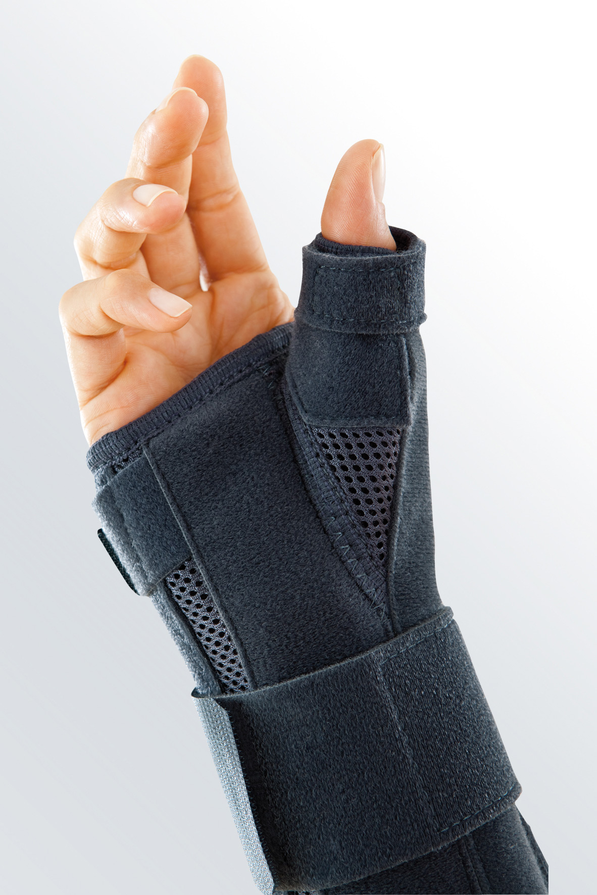 thumbnail image 2 of Medi Manumed Handgelenkorthese – Handgelenkstütze, R110, Handorthese 2 of 5